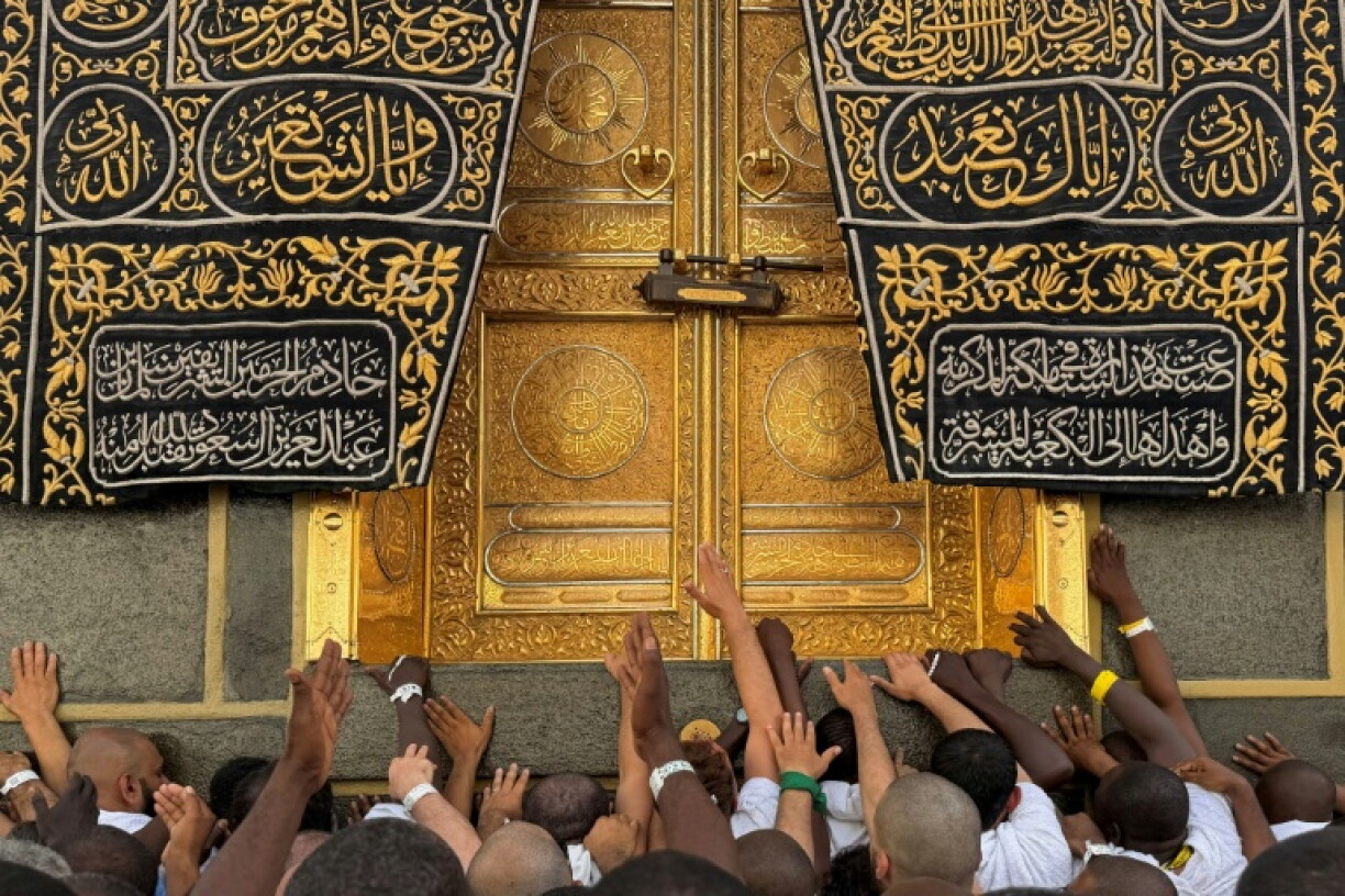 Des fidèles musulmans touchent la Kaaba, le lieu le plus sacré de l'islam, dans le complexe de la Grande Mosquée de La Mecque, le 22 mai 2026 en Arabie saoudite, avant le pèlerinage annuel du Hajj