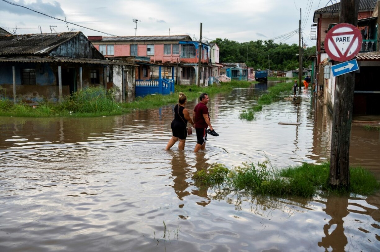 Des habitants dans une zone inondée de Batabano, au moment du passage de la tempête Idalia au large de la pointe ouest de Cuba, le 28 août 2023