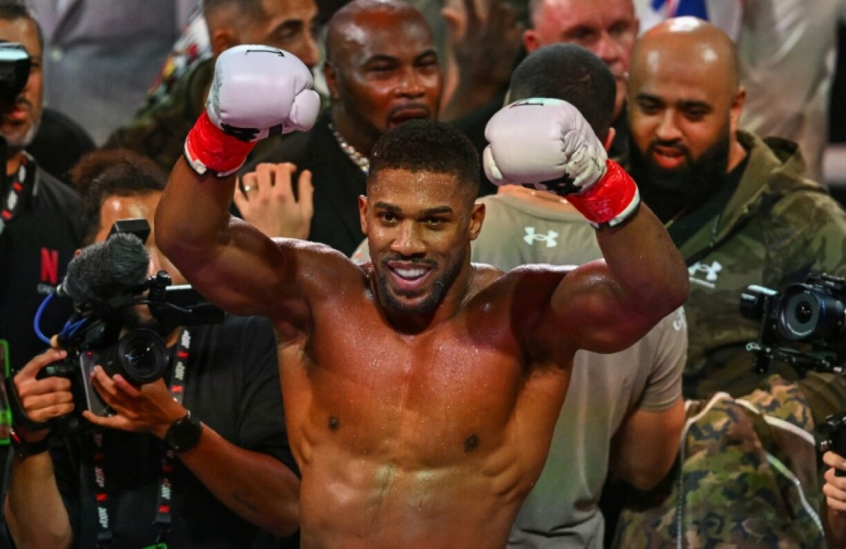 Anthony Joshua célèbre sa victoire contre le YouTuber devenu boxeur Jake Paul à Miami le 19 décembre 2025
