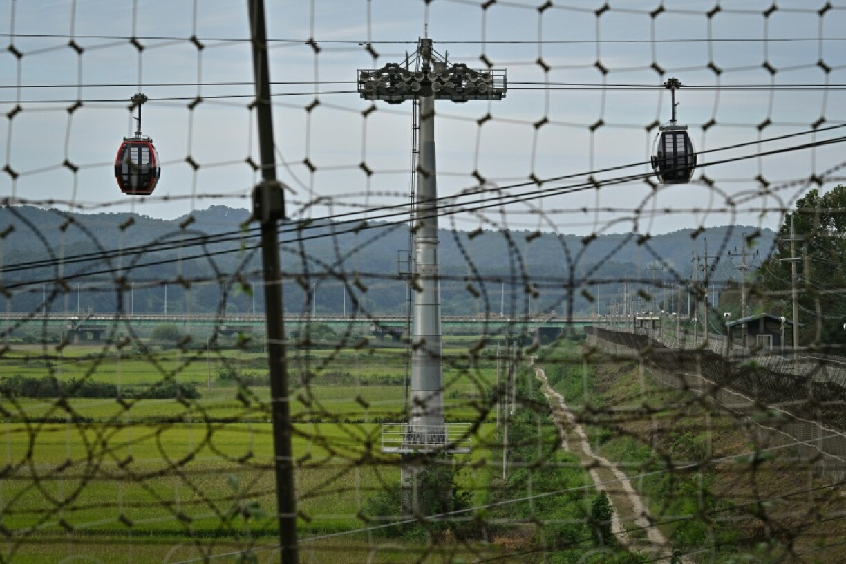 Two North Korean soldiers captured by Ukrainian forces early last year have been transferred to Seoul