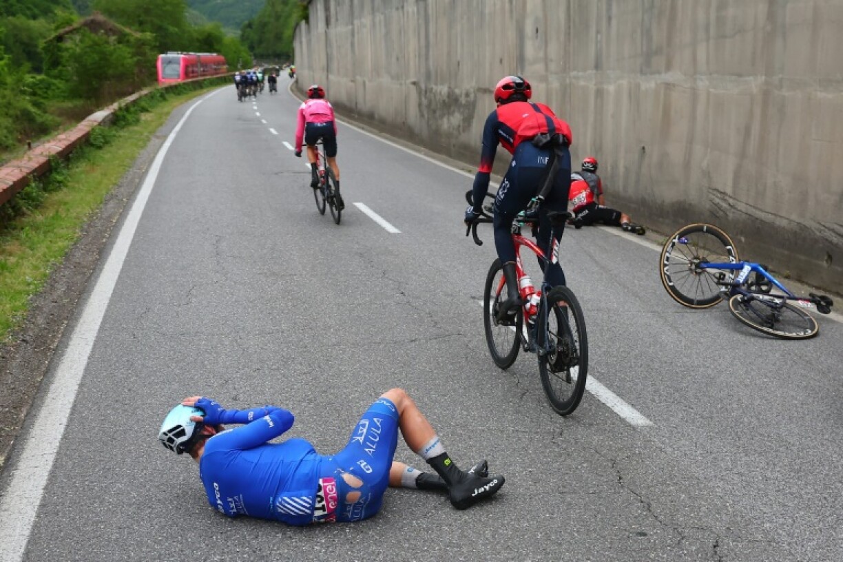 L'Australie de l'équipe Jayco AlUla Lukas Postlberger se tient la tête après une chute durant la 10e étape du Giro, entre Scandiano et Viareggio, mardi 16 mai 2023.