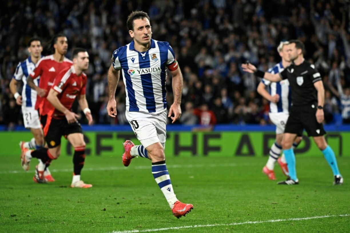 Real Sociedad's Spanish striker Mikel Oyarzabal (C) celebrates converting a penalty against Man United
