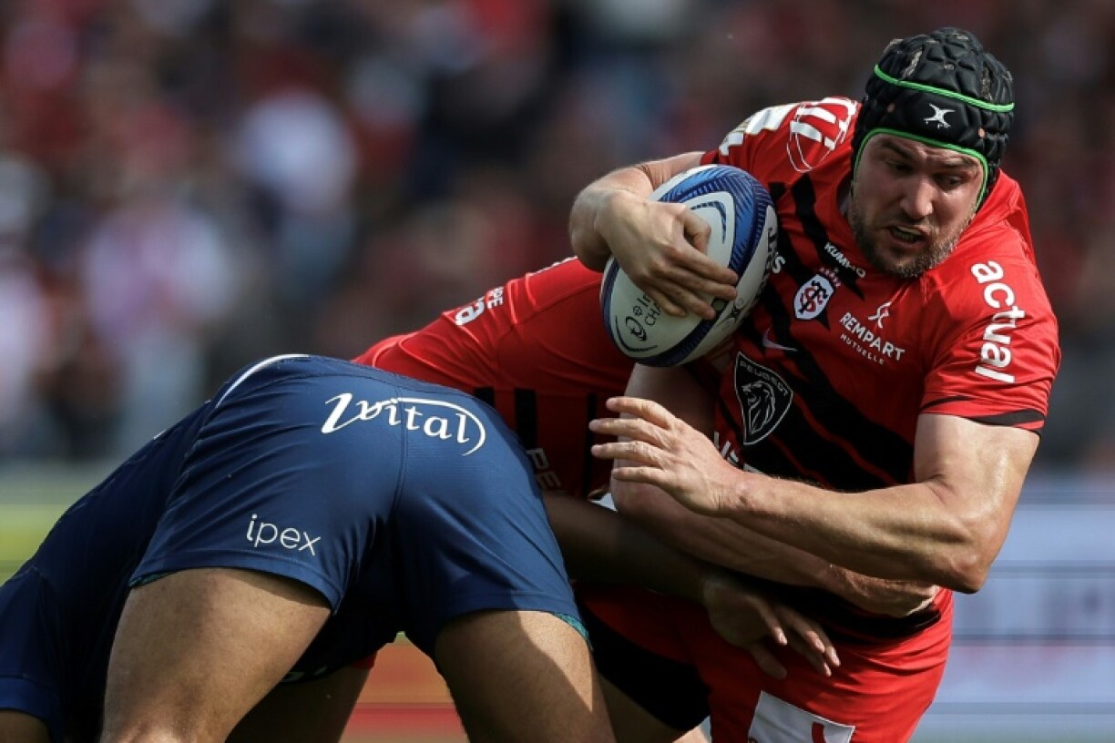 Toulouse flanker Francois Cros (R) smashing into a Sale tackle