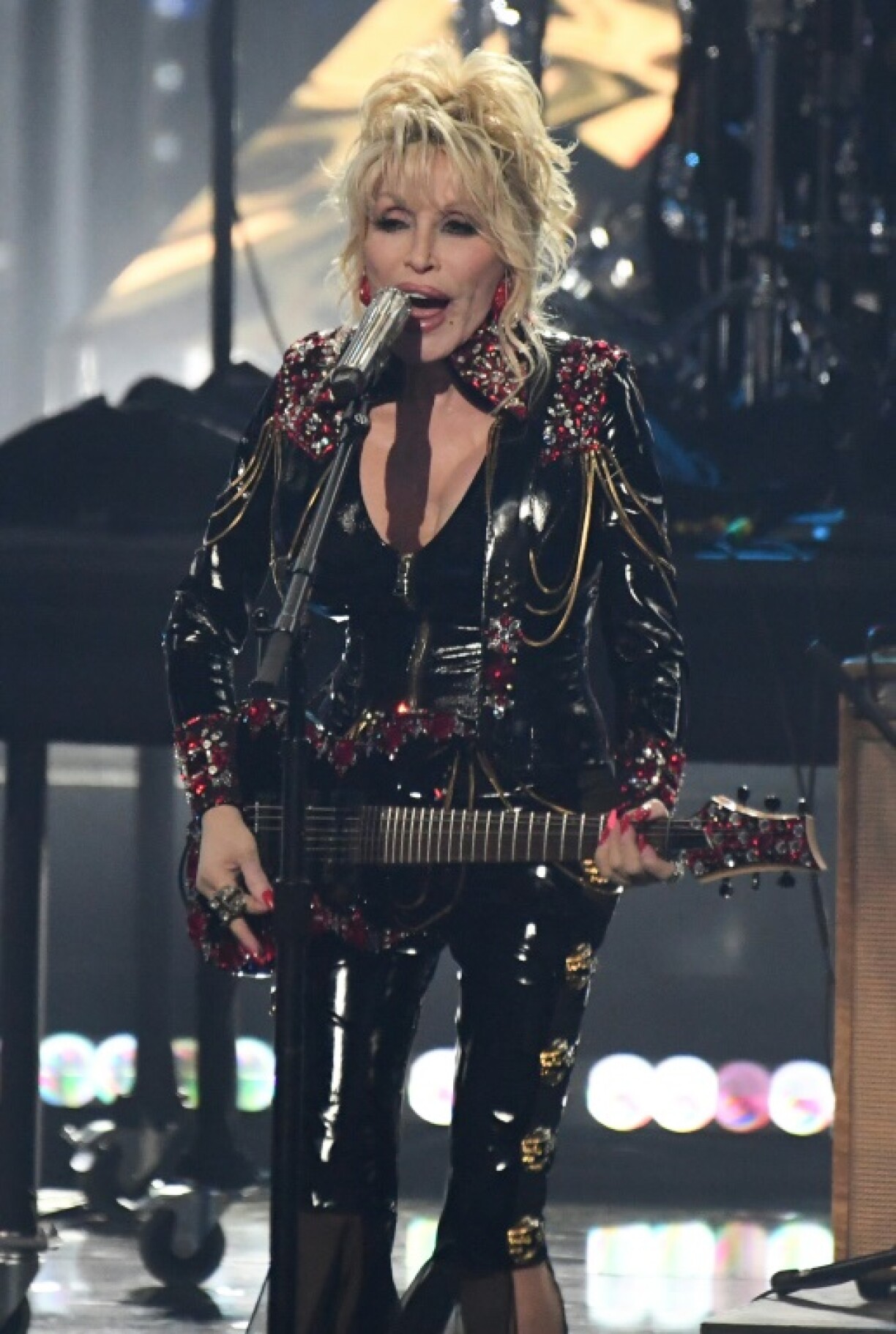 La reine du country Dolly Parton sur scène, au gala du Rock and Roll Hall of Fame dans lequel elle vient d'entrer, le 5 novembre 2022 à Los Angeles