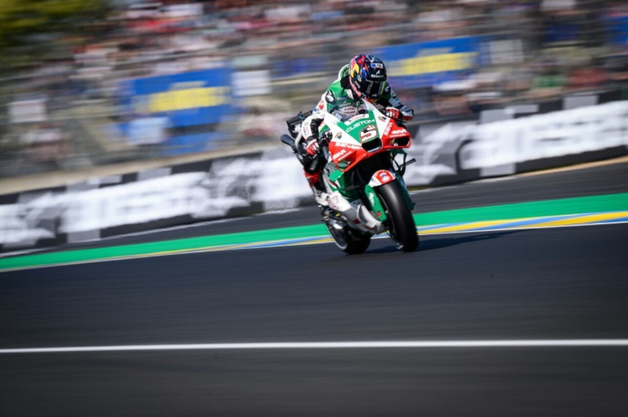 Johann Zarco, ici photographié lors de la session Practice du GP de France au Mans le 10 mai 2025, a remporté la course dimanche sur le circuit Bugatti du Mans en France