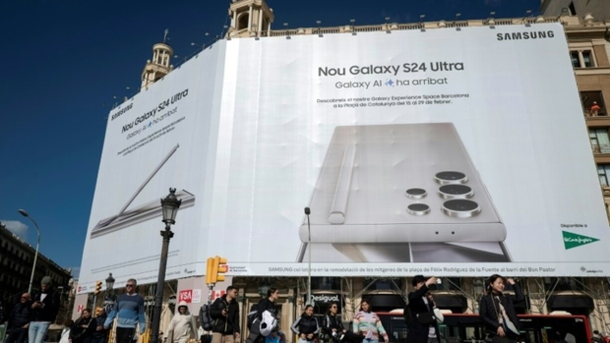 Un bâtiment enveloppé avec une bannière du Mobile World Congress (MWC), à Barcelone, le 23 février 2024