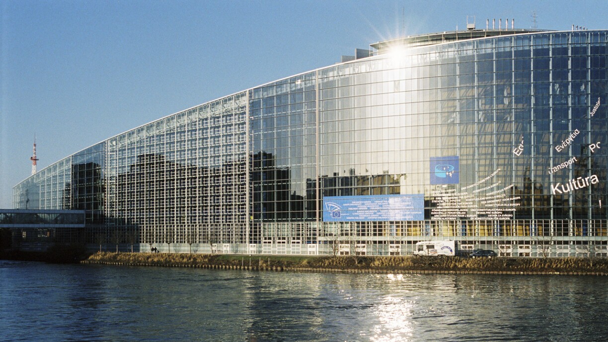 D'EU-Parlament zu Stroossbuerg mat Sticker fir d'Promotioun vun enger europäescher Constitutioun