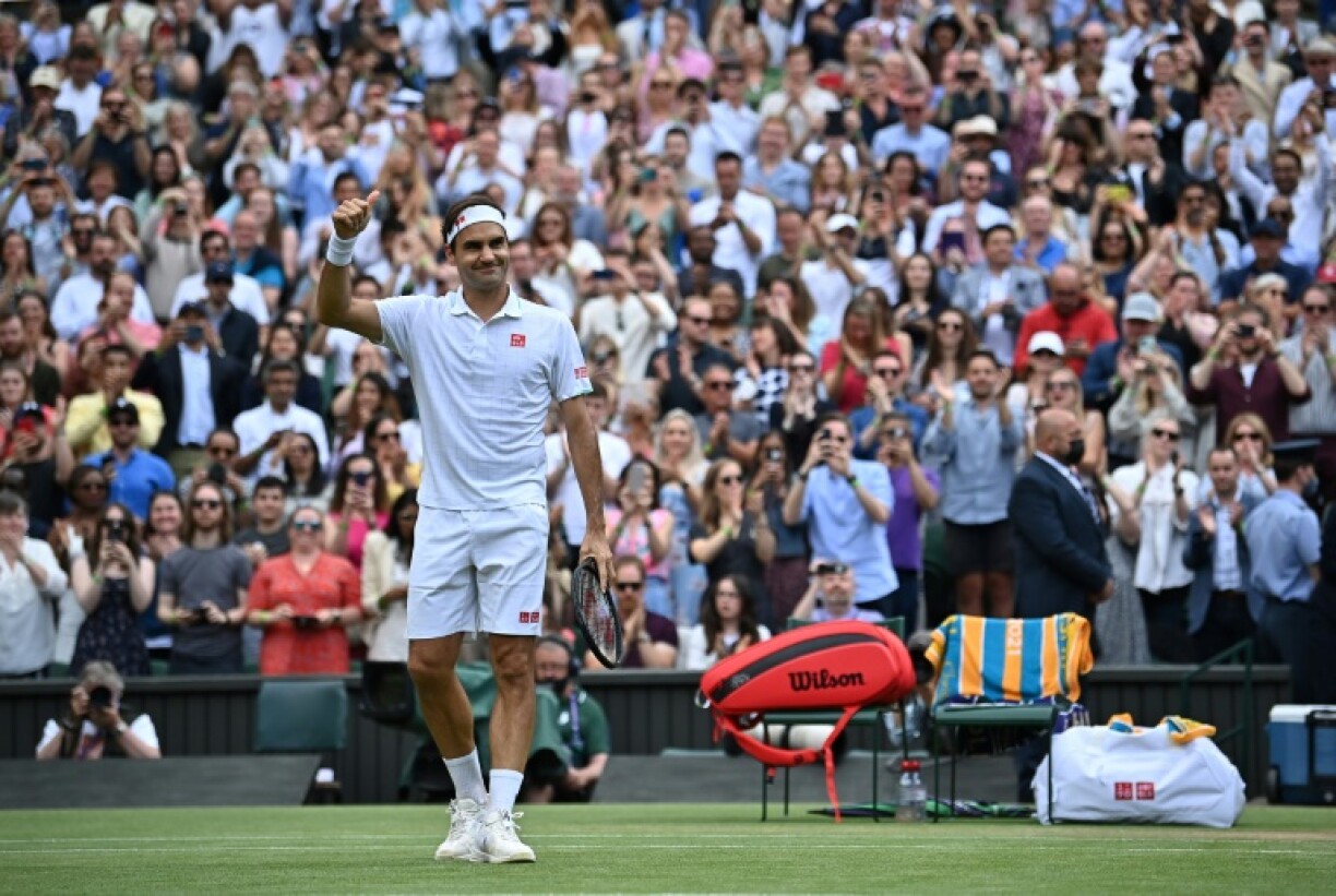 Le Suisse Roger Federer célèbre sa victoire sur le Britannique Cameron Norrie au troisième tour de Wimbledon 2021, au sud-ouest de Londres, le 3 juillet 2021.