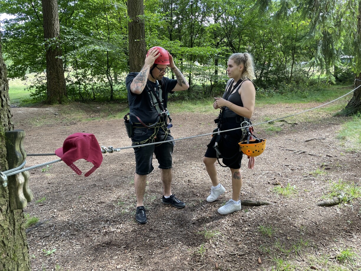 Zum Job gehéiert et och, sécherzestellen, datt d'Clienten richteg ugedoen a prett fir op de Parcours sinn.
