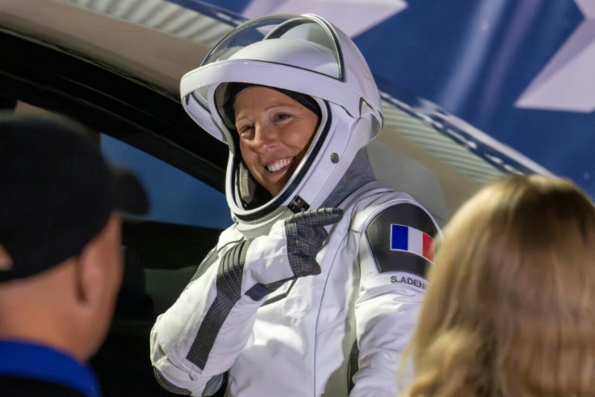 L'astronaute de l'ESA, Sophie Adenot, montre le drapeau français sur son épaule alors qu'elle s'apprête à embarquer à bord de la fusée Falcon 9 de SpaceX au complexe de lancement spatial 40, pour la mission Crew-12 à la base spatiale de Cap Canaveral, en Floride, le 13 février 2026