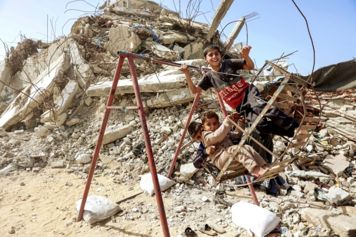 Des enfants palestiniens jouent dans les décombres d'un immeuble détruit, le 16 février 2026 à Gaza-ville