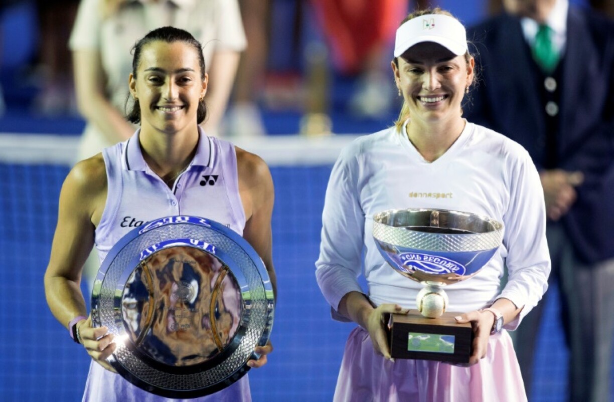 Caroline Garcia (à gauche) et Donna Vekic à l'issue de la finale du tournoi WTA de Monterrey, le 5 mars 2023