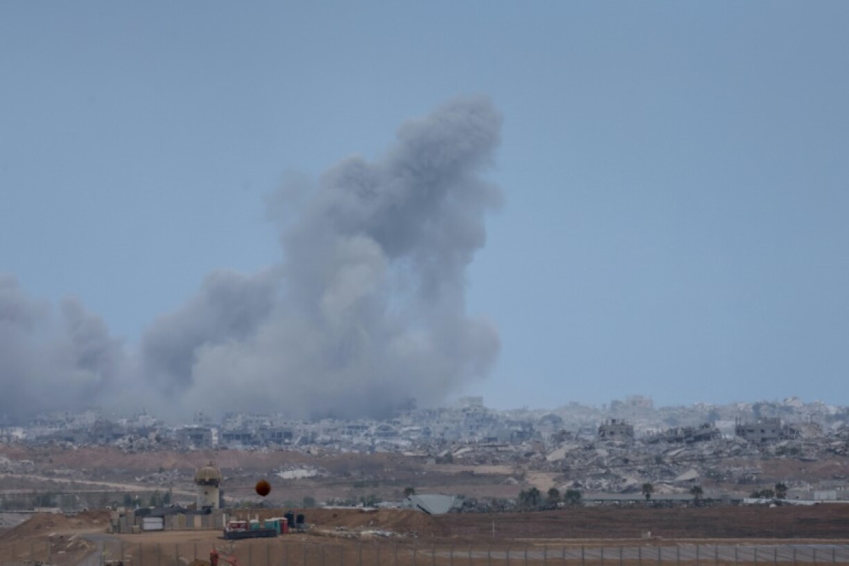 Une photo prise depuis le sud d'Israël, limitrophe de la bande de Gaza, montre un panache de fumée s'élèvant du site d'un bombardement israélien sur le territoire palestinien, le 9 octobre 2025