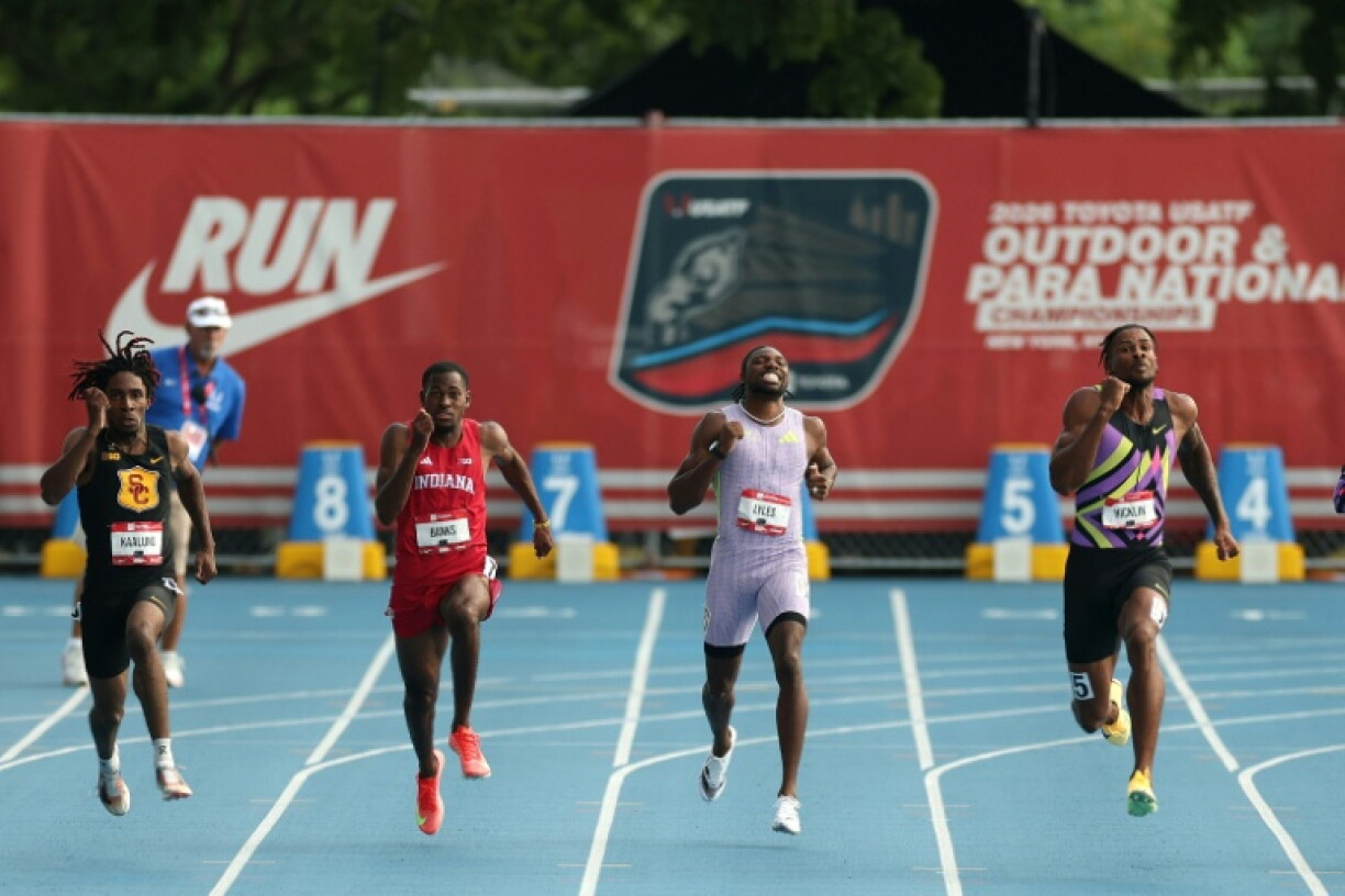 Noah Lyles (2e à droite), victime de crampes, laisse filer Garrett Kaalund (g) vers la victoire sur 200m lors des championnats des Etats-Unis, le 26 juillet 2026 à New York