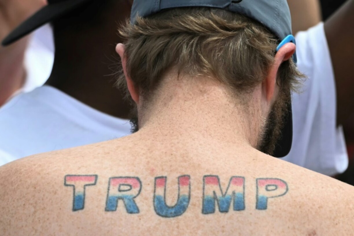 Un homme tatoué du mot