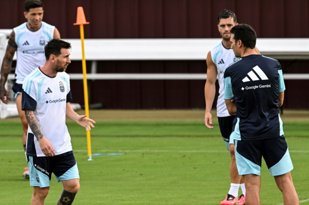 L'attaquant argentin Lionel Messi (g.) s'entretient avec le sélectionneur de l'Argentine Lionel Scaloni (d.) lors d'une séance d'entraînement, à College Station (Texas), le 5 juin 2026