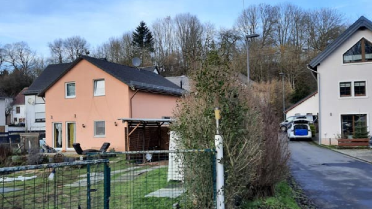 Selon les derniers résultats de l'enquête, le meurtre aurait eu lieu dans la salle de bain de la maison orange.