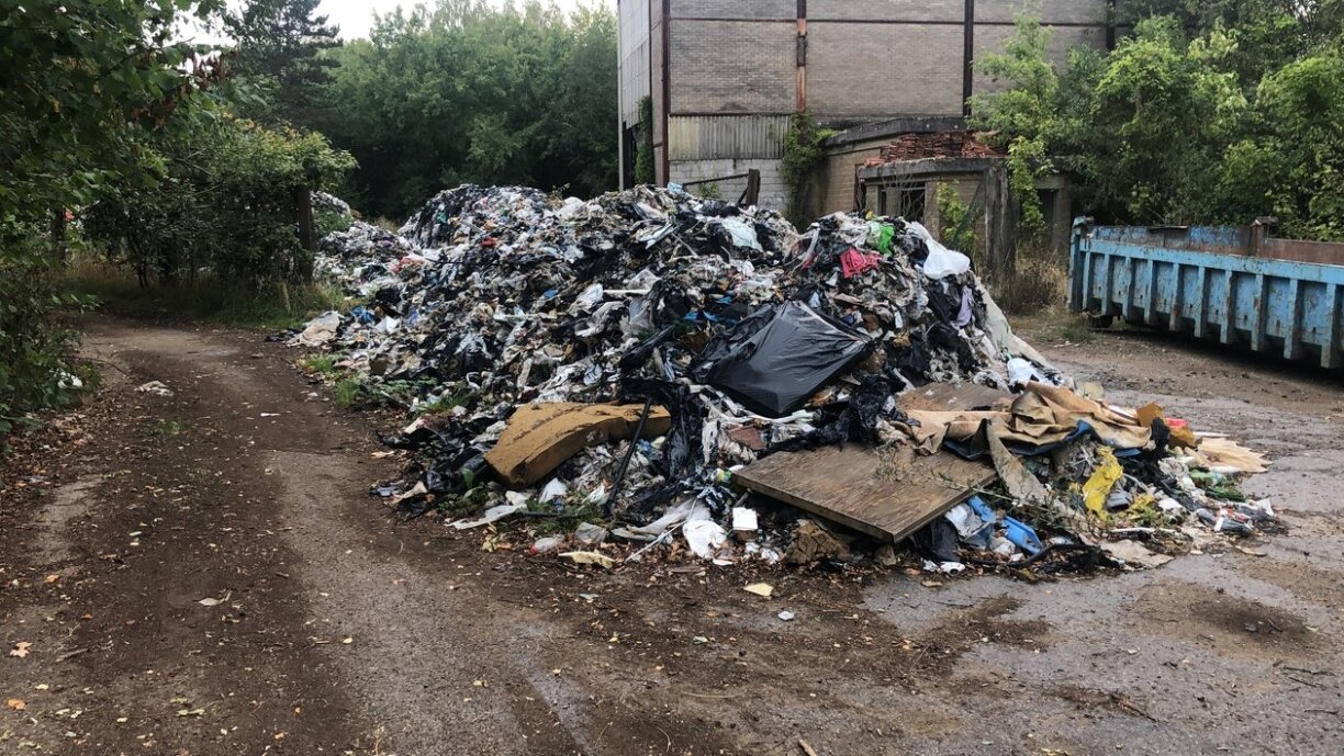 Des déchets entreposés à la frontière franco-luxembourgeoise, sur la commune de Rédange.