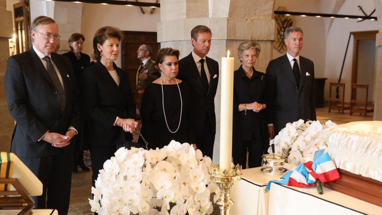 Le Grand-Duc Henri aux côtés de sa femme la Grande-Duchesse Maria Teresa et de ses frères et soeurs dans la chapelle ardente. De gauche à droite: le prince Jean, la princesse Margaretha, la princesse Marie-Astrid et le prince Guillaume.