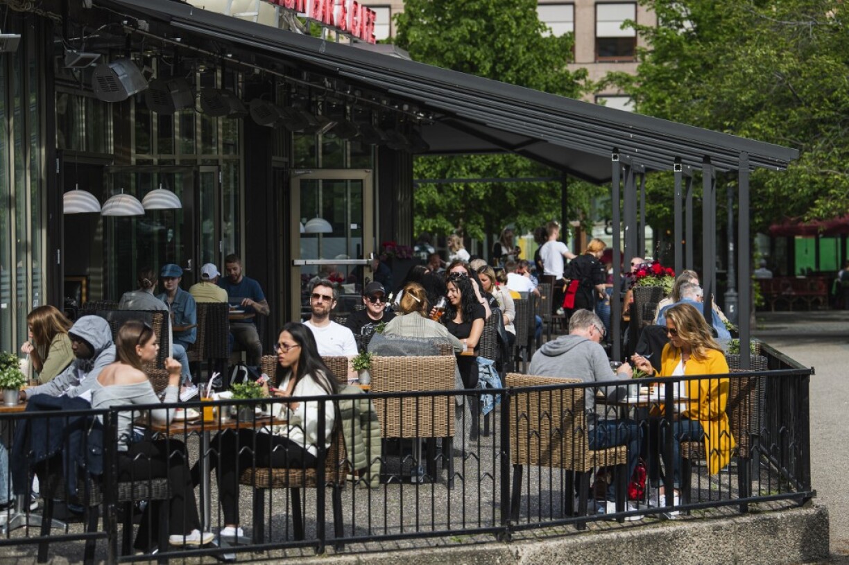 Des clients attablés à un restaurant de Stockholm, en Suède, fin mai.