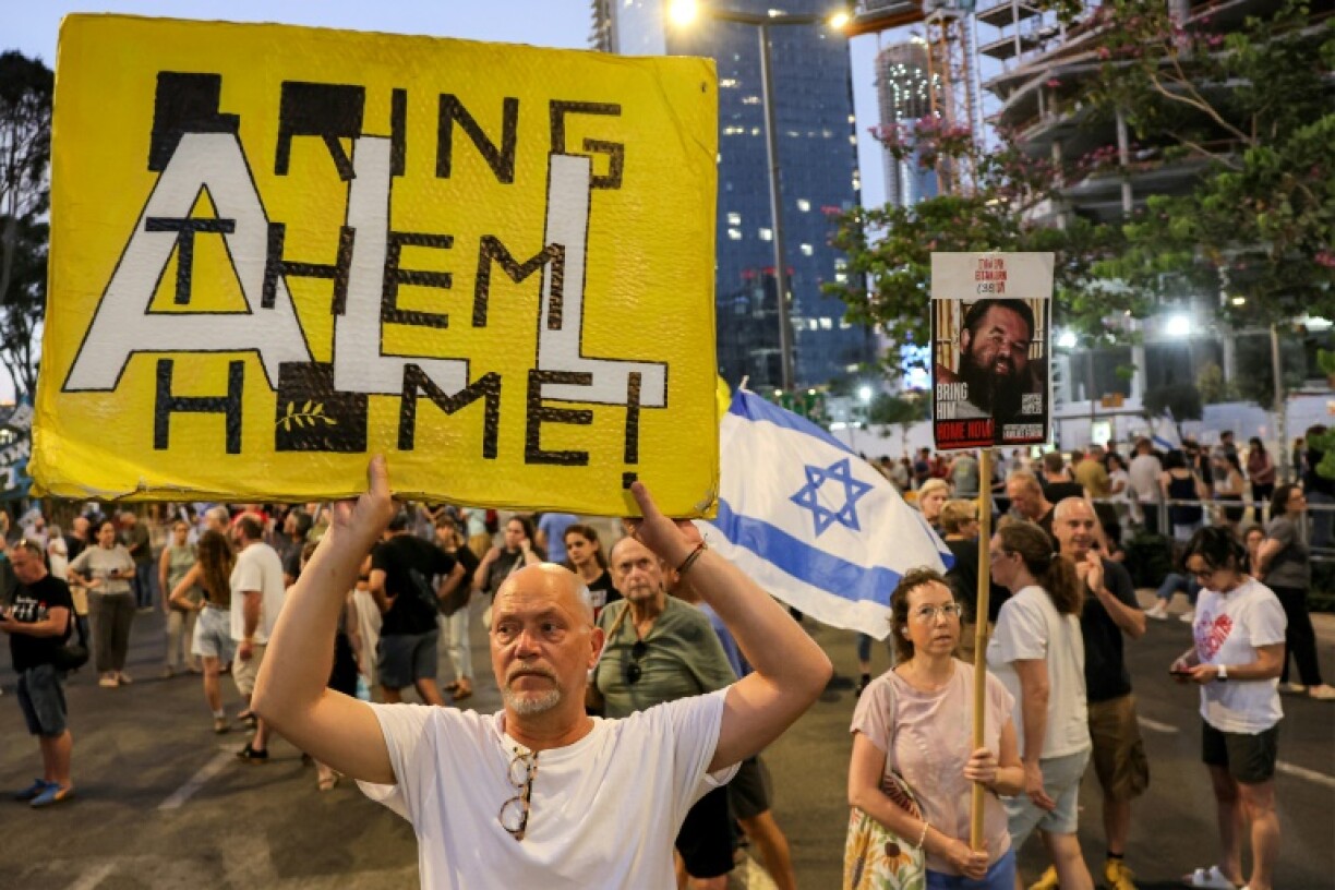 Un manifestant appelle à ramener tous les otages à la maison, lors d'un rassemblement hebdomadaire à Tel-Aviv, le 5 juillet 2025