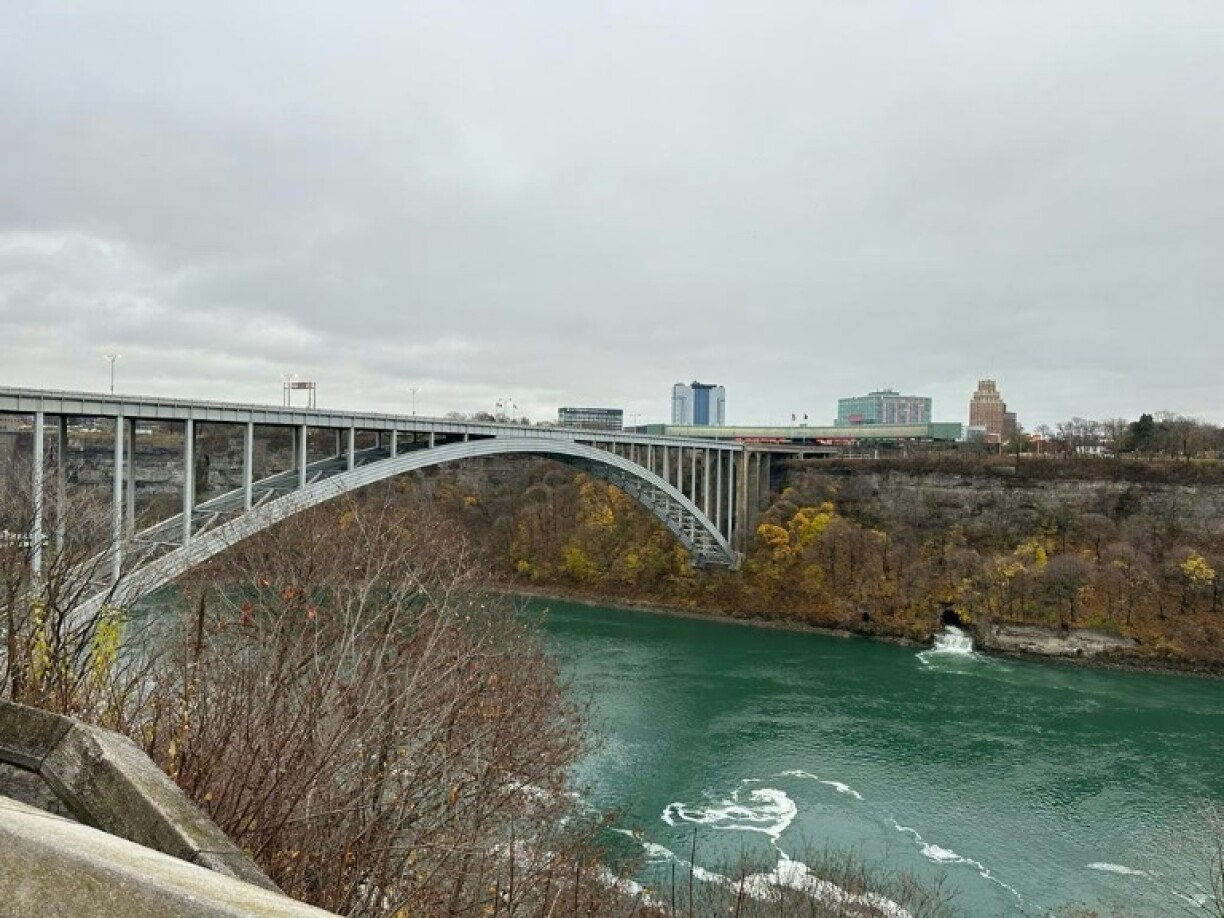 Le Rainbow Bridge à la frontière entre le Canada et les Etats-Unis le 22 novembre 2023, à Niagara Falls, dans l'Ontario canadien après qu'une voiture eut explosé sur le pont.