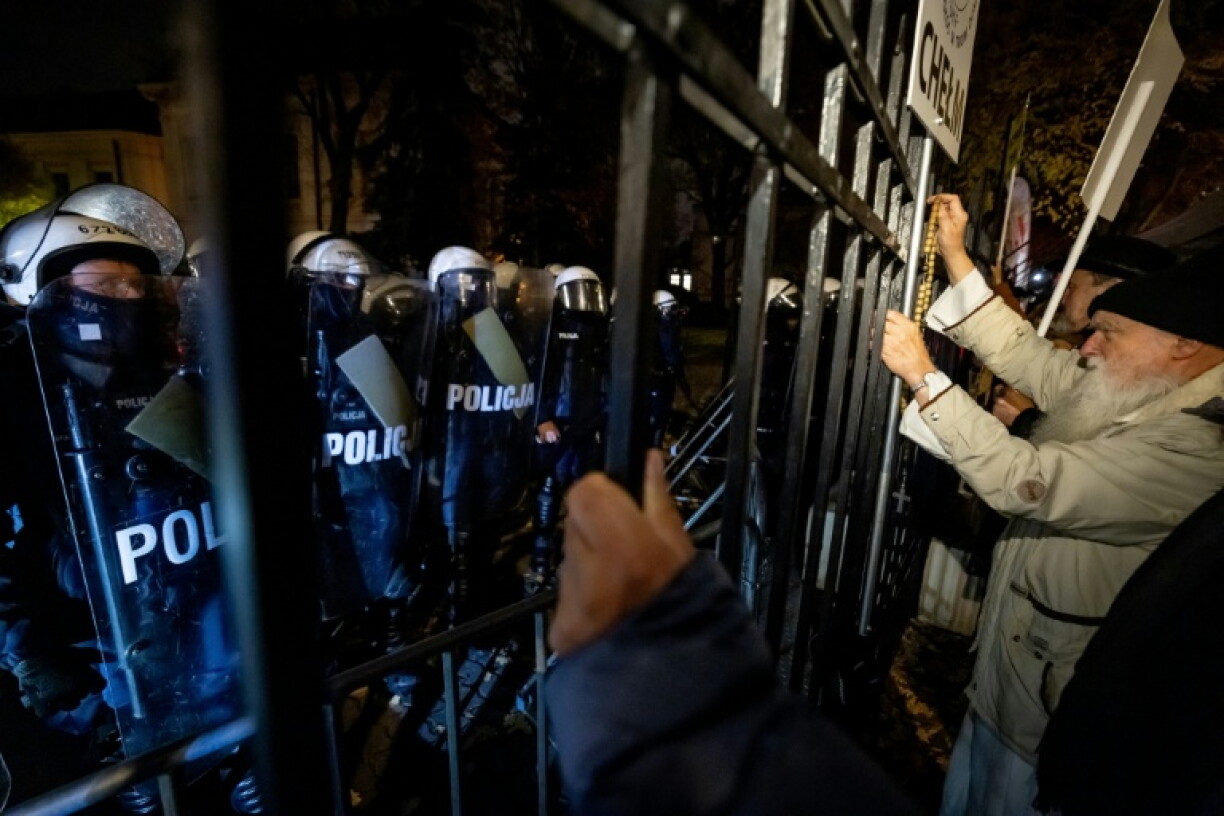 Des manifestants à Varsovie devant la Cour constitutionnelle polonaise, le 30 octobre 2026