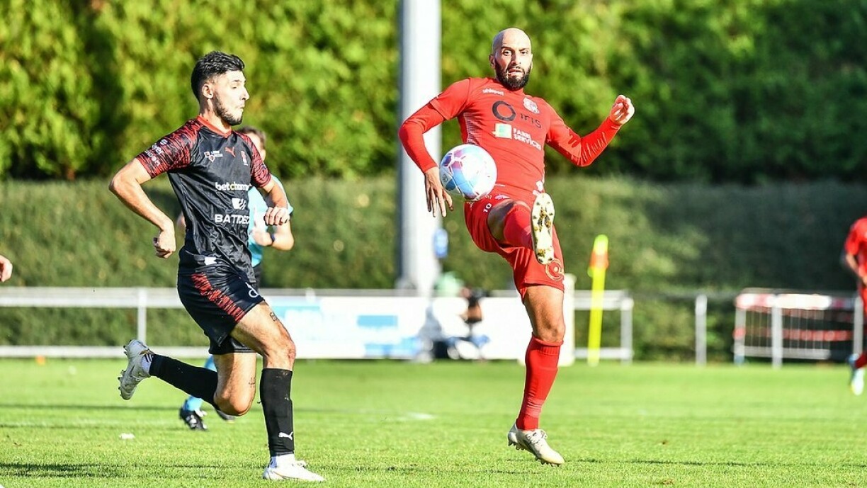 D'Ekipp vu Monnerech ronderëm de Buteur El Hassan M'Barki (hei riets am Bild) muss sech op en neien Trainer astellen.