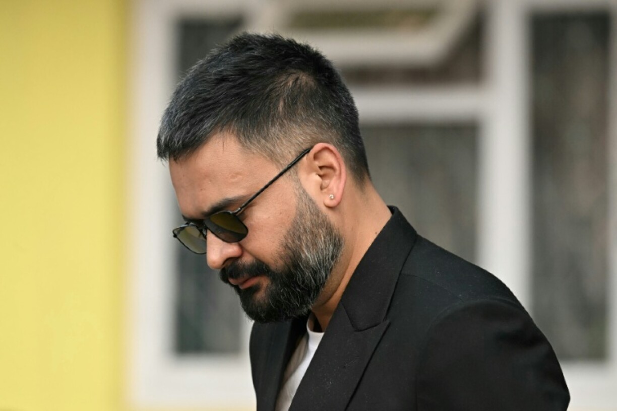 Balendra Shah, grand vainqueur des législatives au Népal avec son parti centriste, le Rastriya Swatantra Party (RSP), en train de voter le 5 mars 2026 à Katmandou