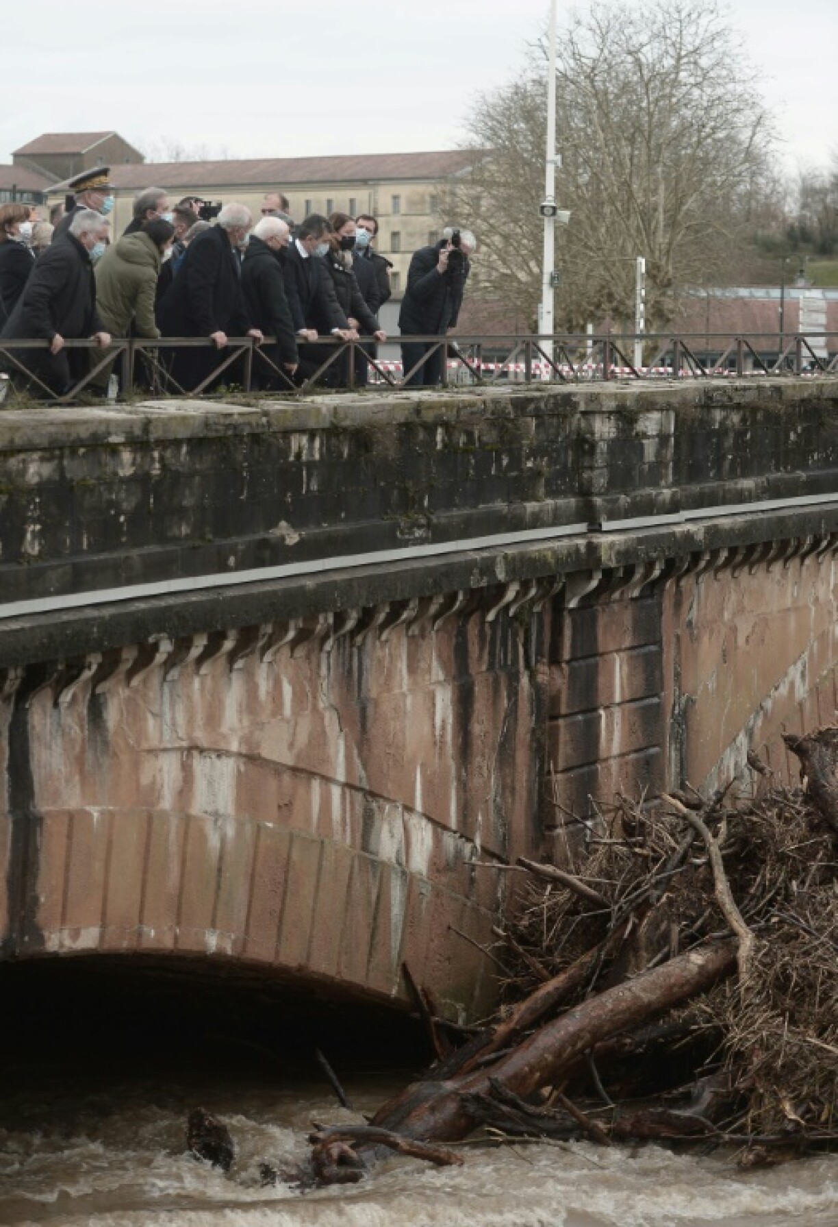Le ministre de l'Intérieur Gérald Darmanin observe les dégâts provoqués par des inondations lors d'une visite à Bayonne, le 11 décembre 2021