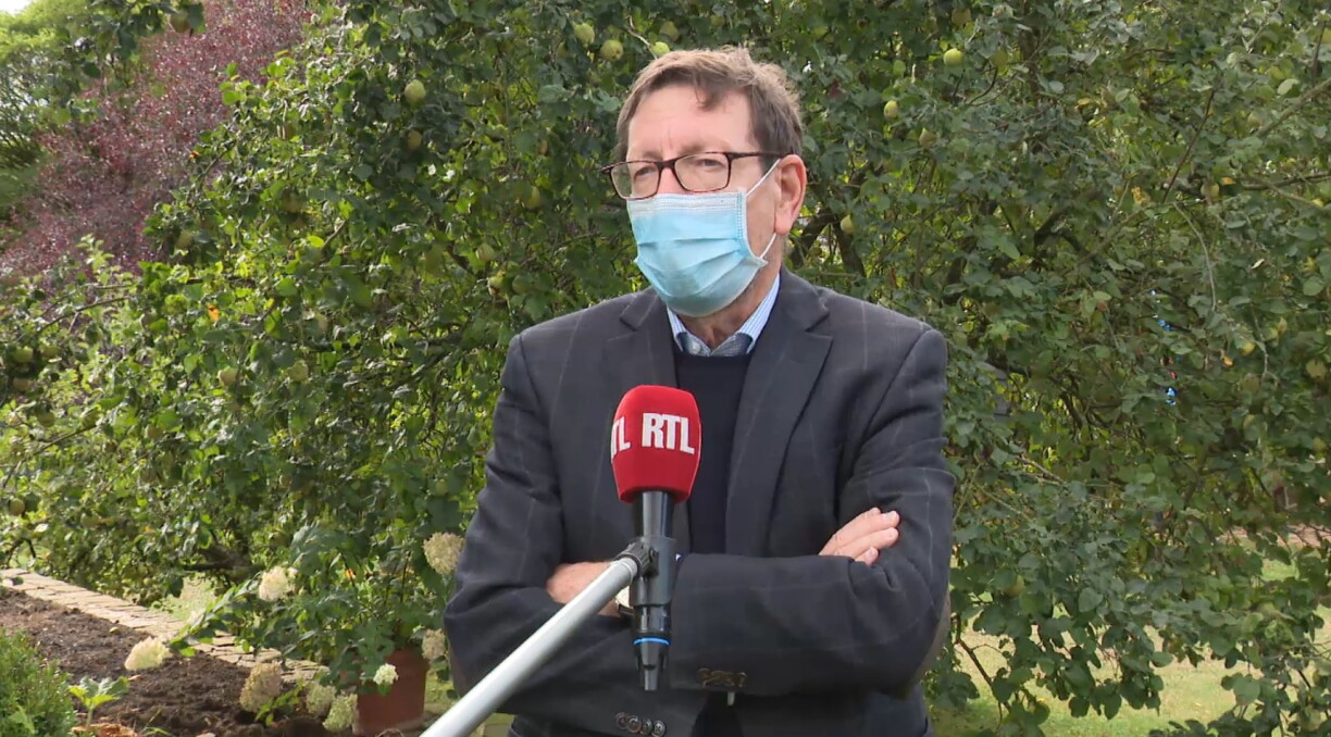 D'après le professeur Claude Muller, le retour des vacances et le mauvais temps expliquent le rebond de l'épidémie.