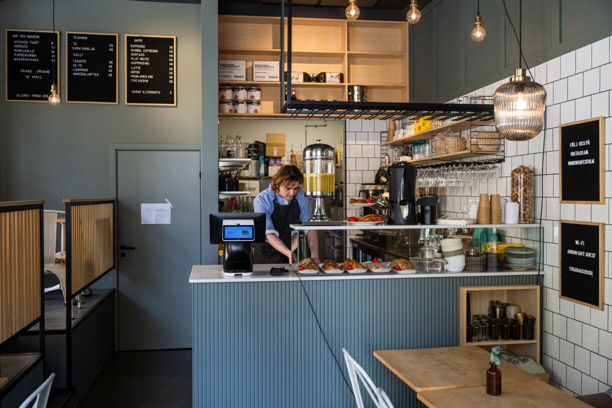 L'endroit ressemble à n'importe quel autre café. Mais ce café de Stockholm est entièrement géré par un chatbot d'intelligence artificielle, un humain exécutant les commandes.