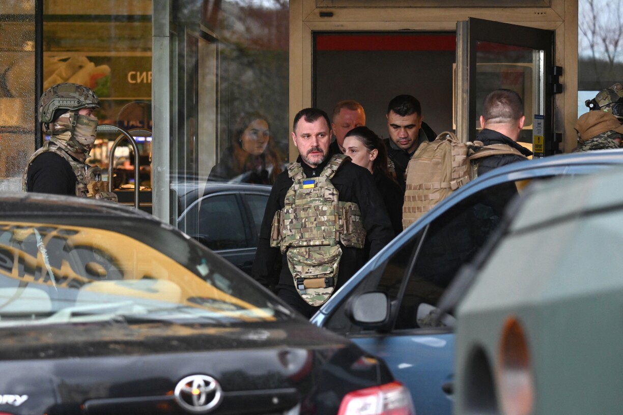 Ukrainesch Spezialunitéite virum Supermarché, an deem e Mann no enger Schéisserei zu Kiew Geisele geholl hat den 18. Abrëll 2026.