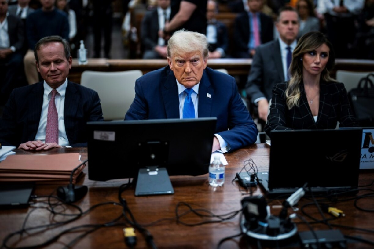 L'ancien président américain Donald Trump (centre) entouré de ses avocats Christopher Kise (gauche) et Alina Habba (droite), au tribunal à New York, le 6 novembre 2023
