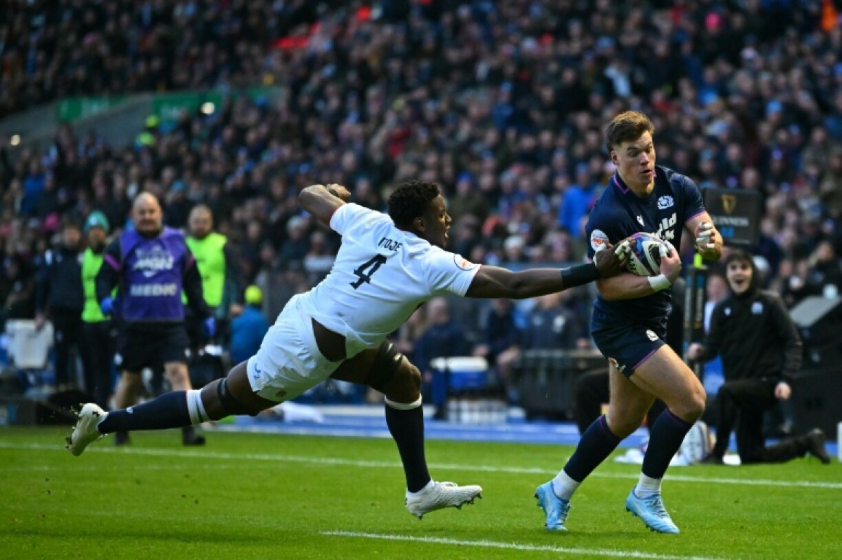 L'Ecossais Huw Jones (à dr) déborde l'Anglais Maro Itoje et file à marquer le premier essai de son équipe samedi lors du match du Tournoi des six nations dans le stade de Murrayfield, à Edinburgh.