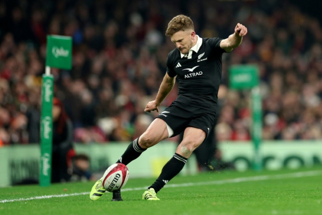 New Zealand's fly-half Damian McKenzie