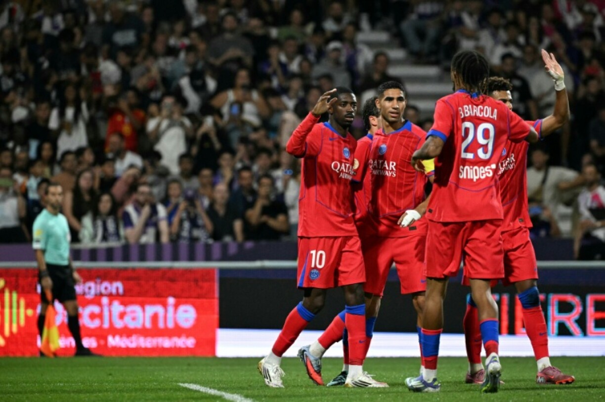Ousmane Dembélé célèbre son deuxième pénalty avec ses coéquipiers lors du match de Ligue 1 entre le PSG et Toulouse au Stadium (6-3) le 30 août 2025