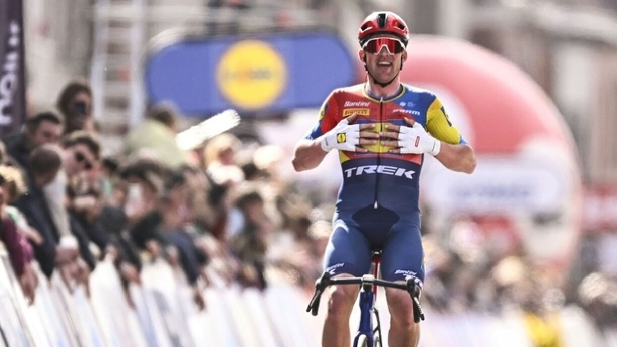 Le Danois Mads Pedersen de l'équipe Lidl-Trek célèbre sa victoire lors de la 87e édistion de la classique Gand-Wevelgem, le dimanche 30 mars entre Ypres et Wevelgem