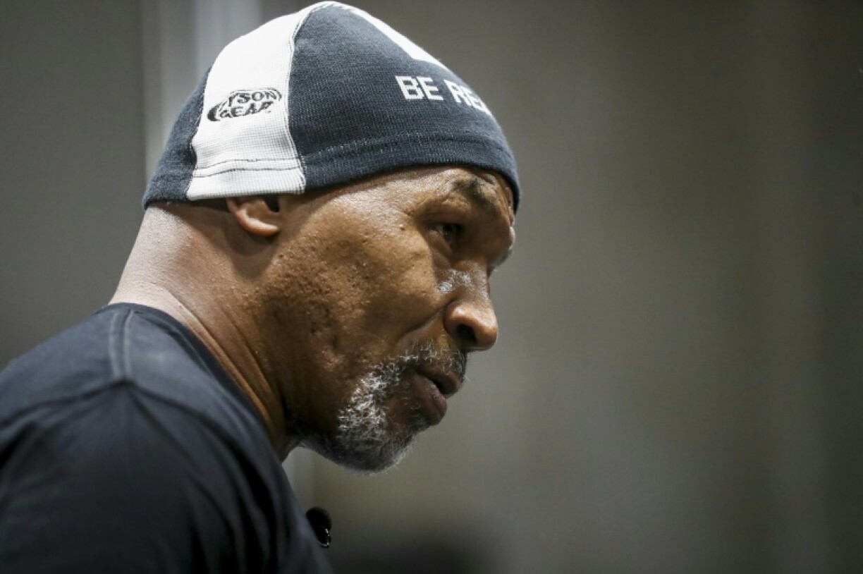 L'ex-boxeur Mike Tyson assiste à un entraînement de la star camerounaise-française du MMA et boxeur Francis Ngannou (non photographié) à Las Vegas, le 26 septembre 2023