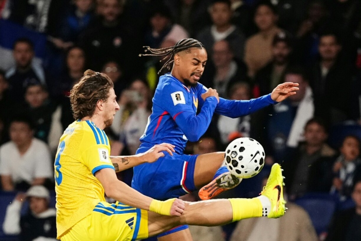 L'attaquant français Bradley Barcola (à droite) face au défenseur ukrainien Illia Zabarnyi (à gauche) lors du match de qualification pour le Mondial-2026 face à l'Ukraine, au Parc des Princes, le 13 novembre 2025