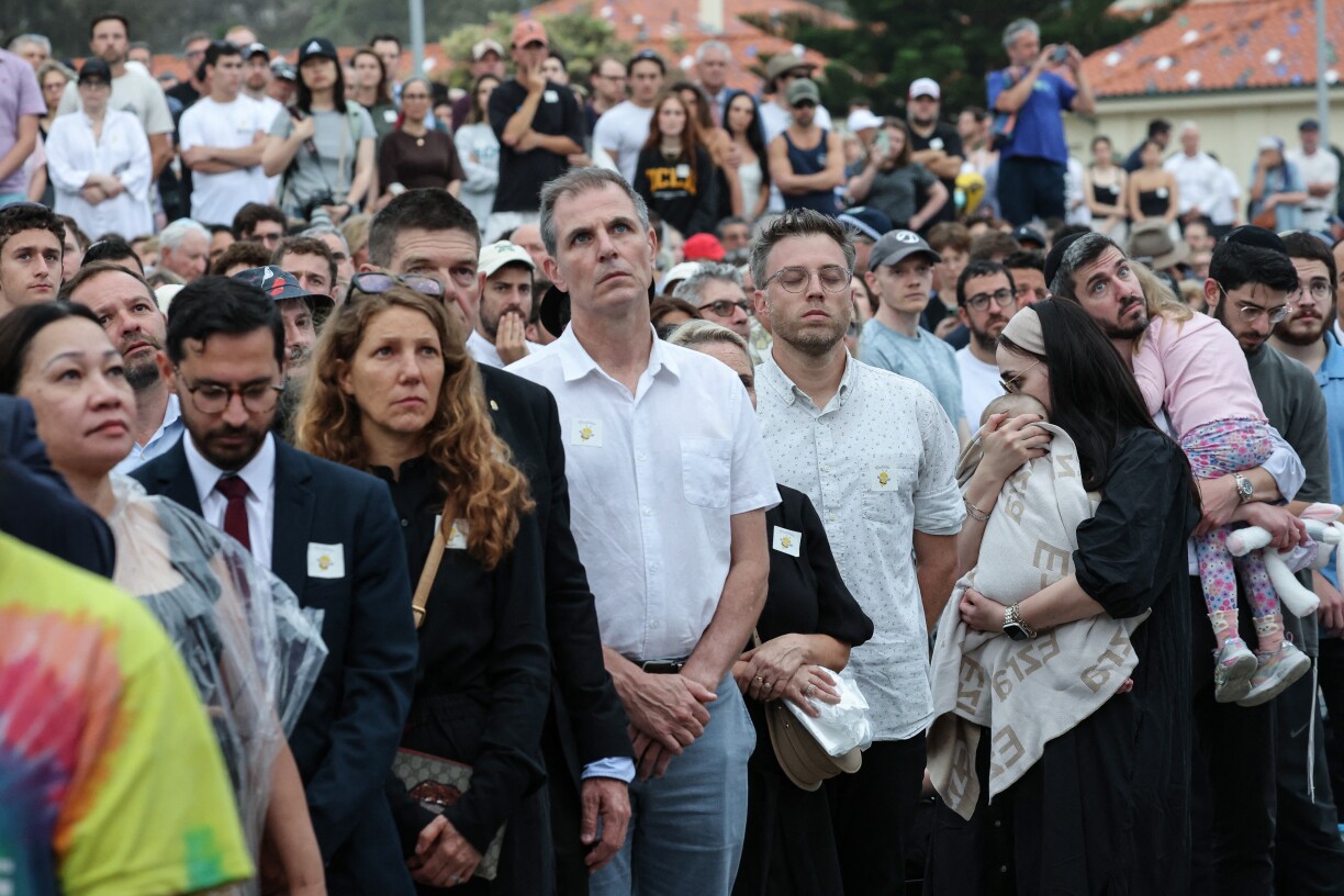 Des personnes en deuil assistent à la cérémonie commémorative organisée en hommage aux victimes de la fusillade survenue à Bondi Beach, à Sydney, le 21 décembre 2025.