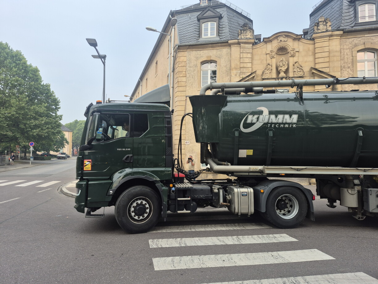 Zu Iechternach hu sech Trakteren a Camione gesammelt, fir mat Waasserbehälter erop an d'Belsch ze fueren.