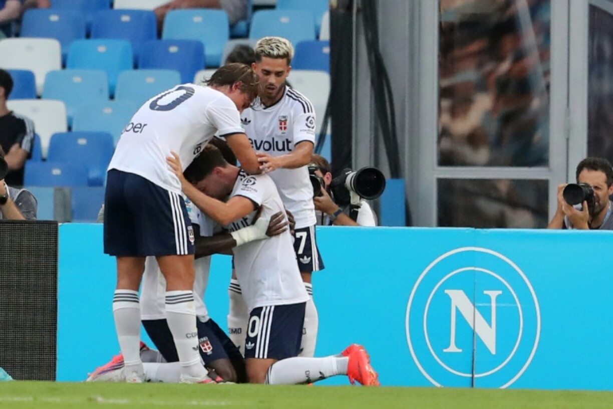 Le milieu de terrain de Côme Martin Baturina félicité par ses coéquipiers après son but contre Naples lors de la 2e journée du Championnat d'Italie le 30 août 2026 au stade Diego- Armando-Maradona