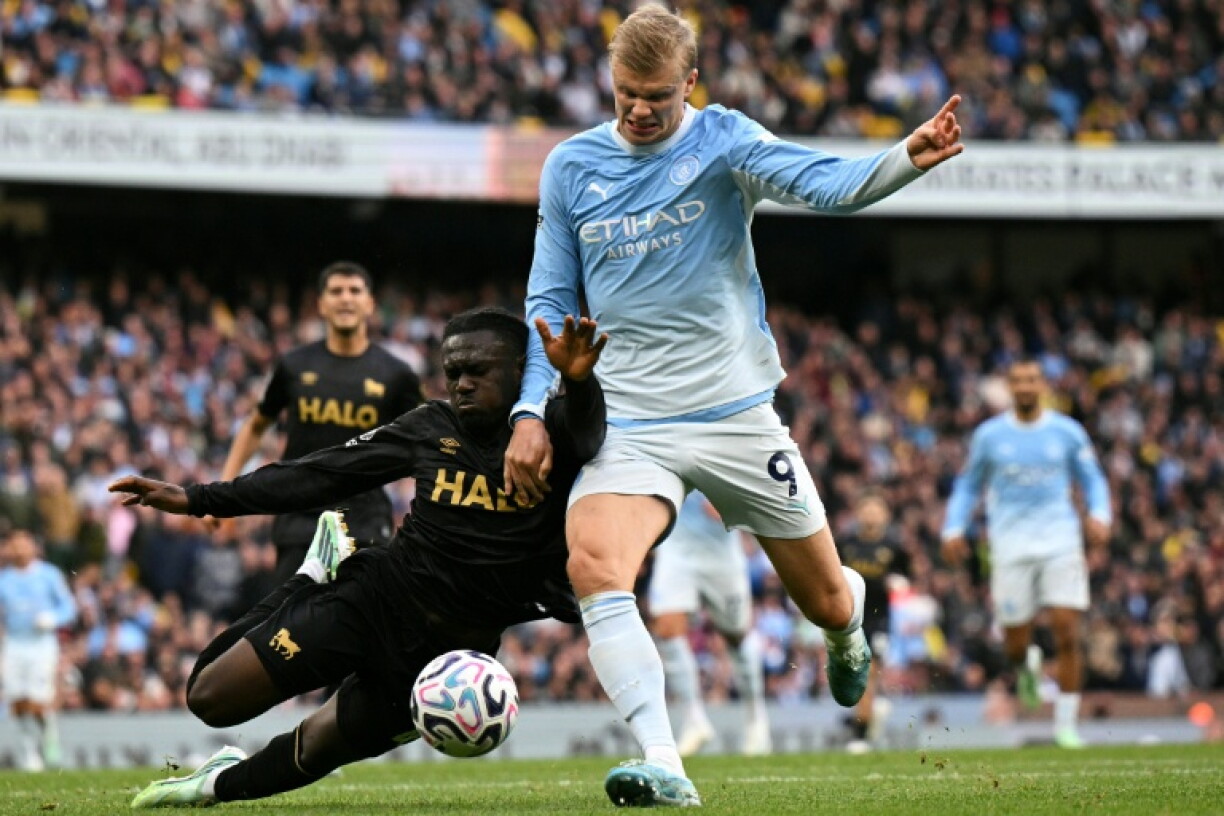 Manchester City striker Erling Haaland (R) scores against Ipswich