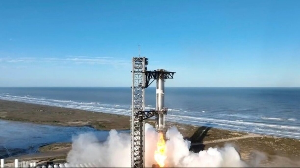 Capture d'écran diffusée par SpaceX montrant le Super Heavy Booster de Starship en plein vol, près de Boca Chica, au Texas, le 16 janvier 2025
