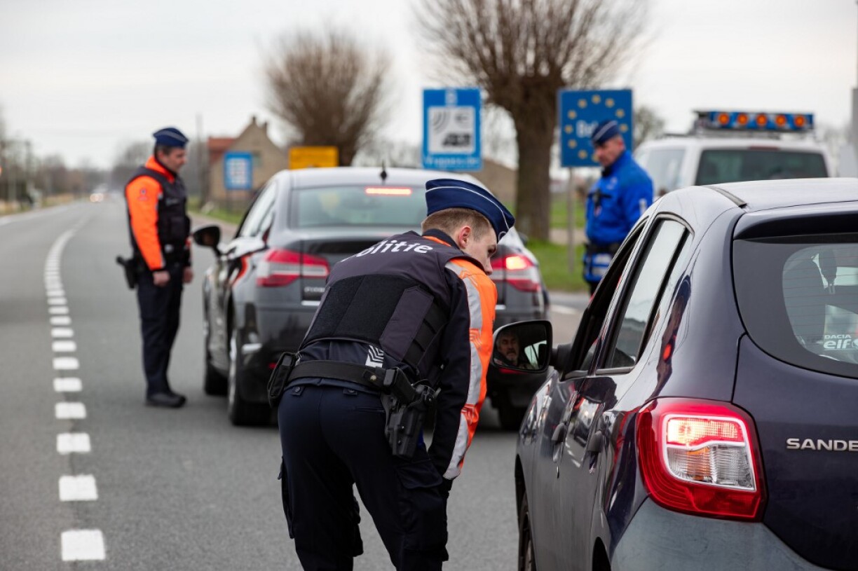 Des policiers contrôlant les automobilistes à la frontière belge durant le confinement... Une scène qui doit prendre fin dès ce lundi.