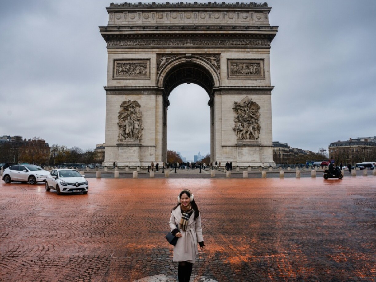 La place de l'Etoile à Paris a pris le 12 décembre 2025 une couleur orangée après avoir été aspergée de peinture par des militants écologistes dénonçant le peu d'avancées, 10 ans après l'Accord de Paris sur le climat