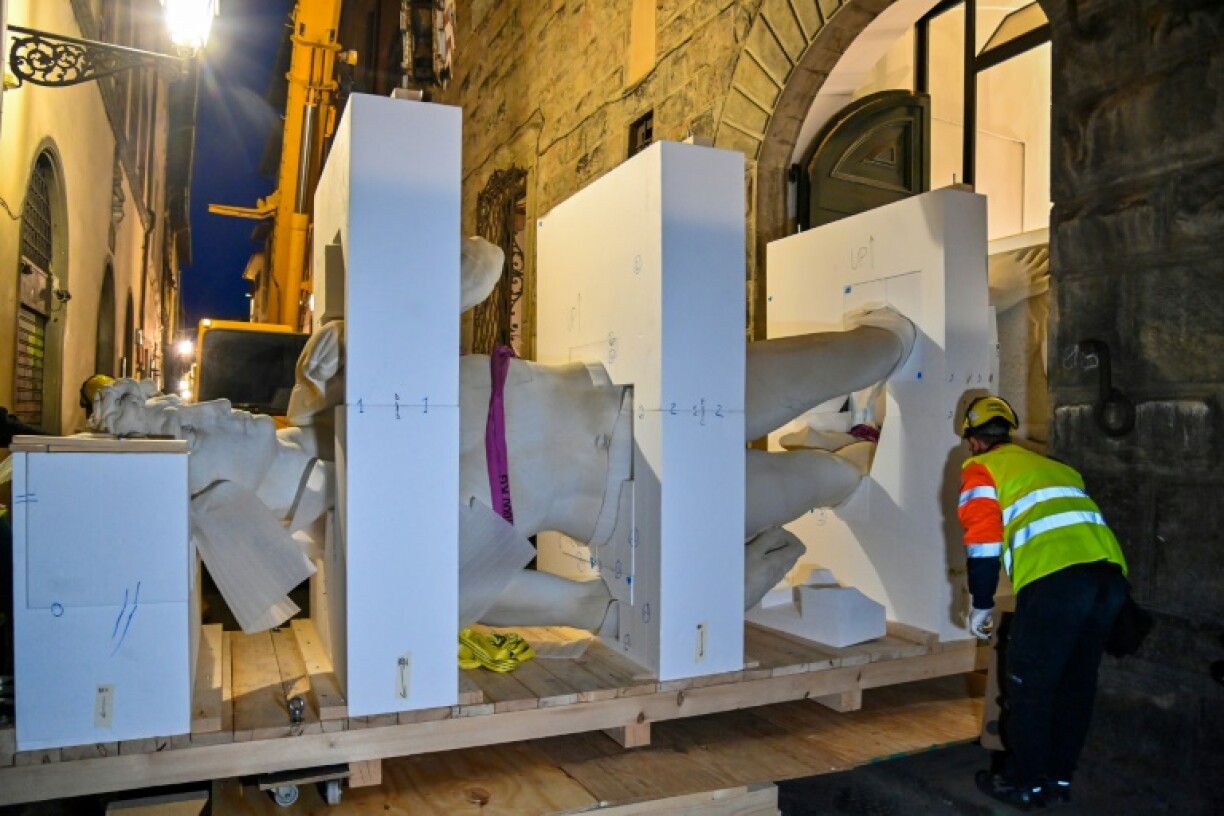 Les techniciens s'affairent à répliquer la statue de David de Michel-Ange grâce à des techniques sophistiquées dans un atelier de l'Université de Florence le 14 avril 2021