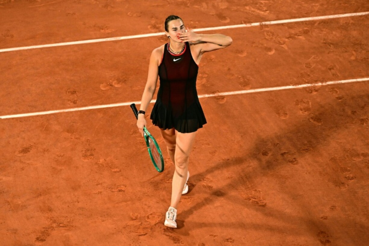 La Bélarusse Aryna Sabalenka célèbre sa victoire à l'issue de son match contre la Japonaise Naomi Osaka, à Roland-Garros, à Paris, le 1er juin 2026