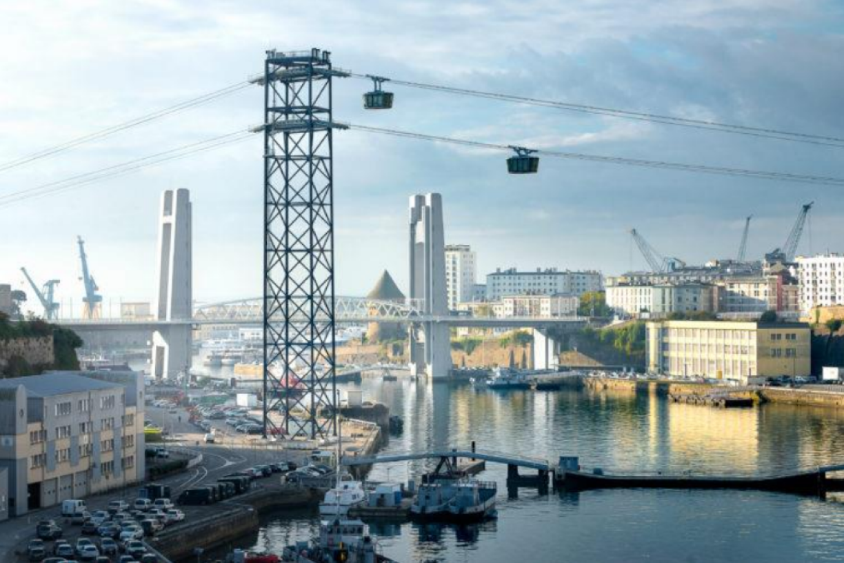 L'exemple du téléphérique urbain à Brest inauguré en novembre 2016 et qui peut transporter 1.200 passagers par heure.